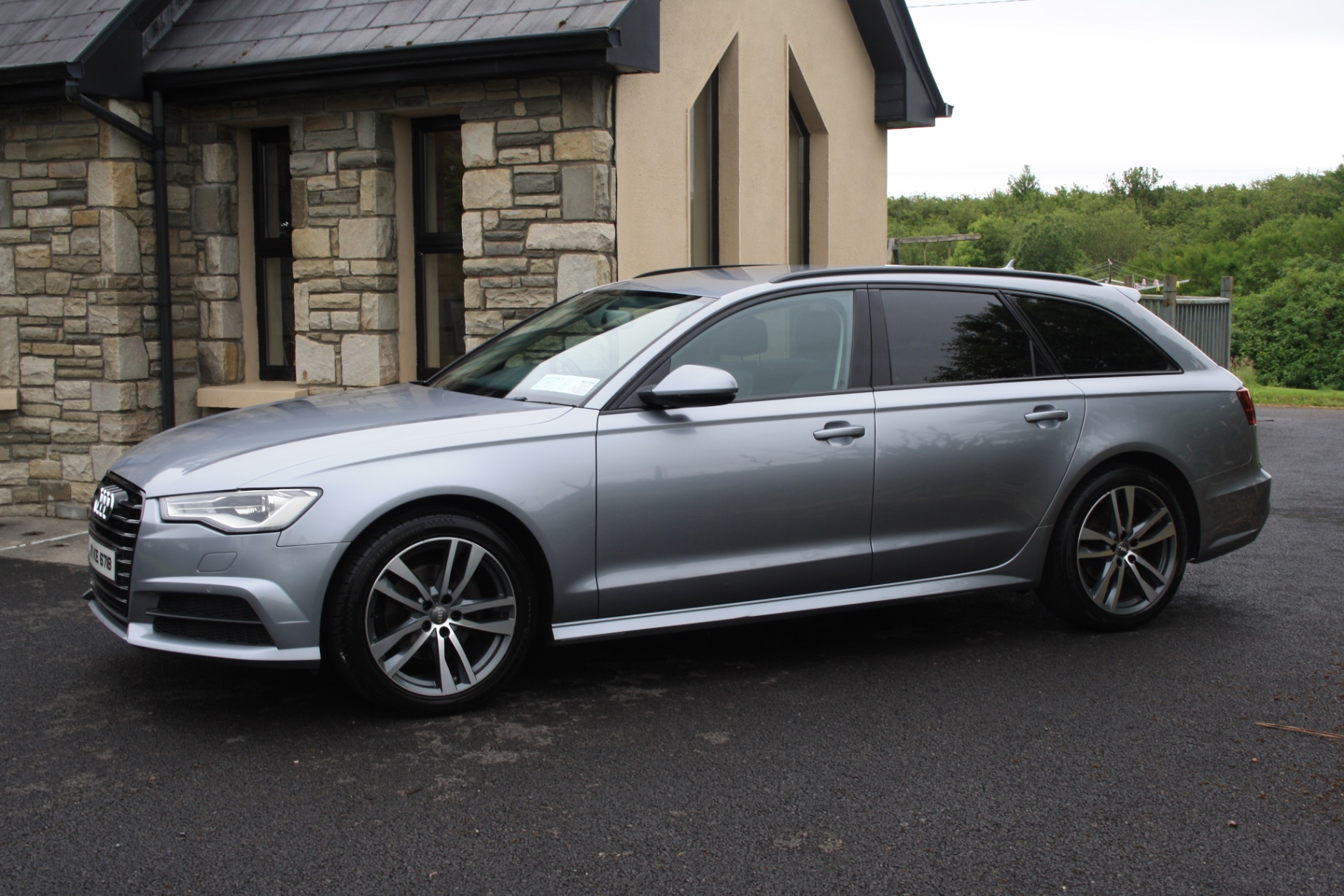 Audi A6 Avant full side profile